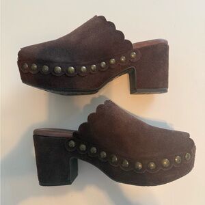 Chocolat Blu Women’s Genesis Studded Clog in Brown Suede NWOT